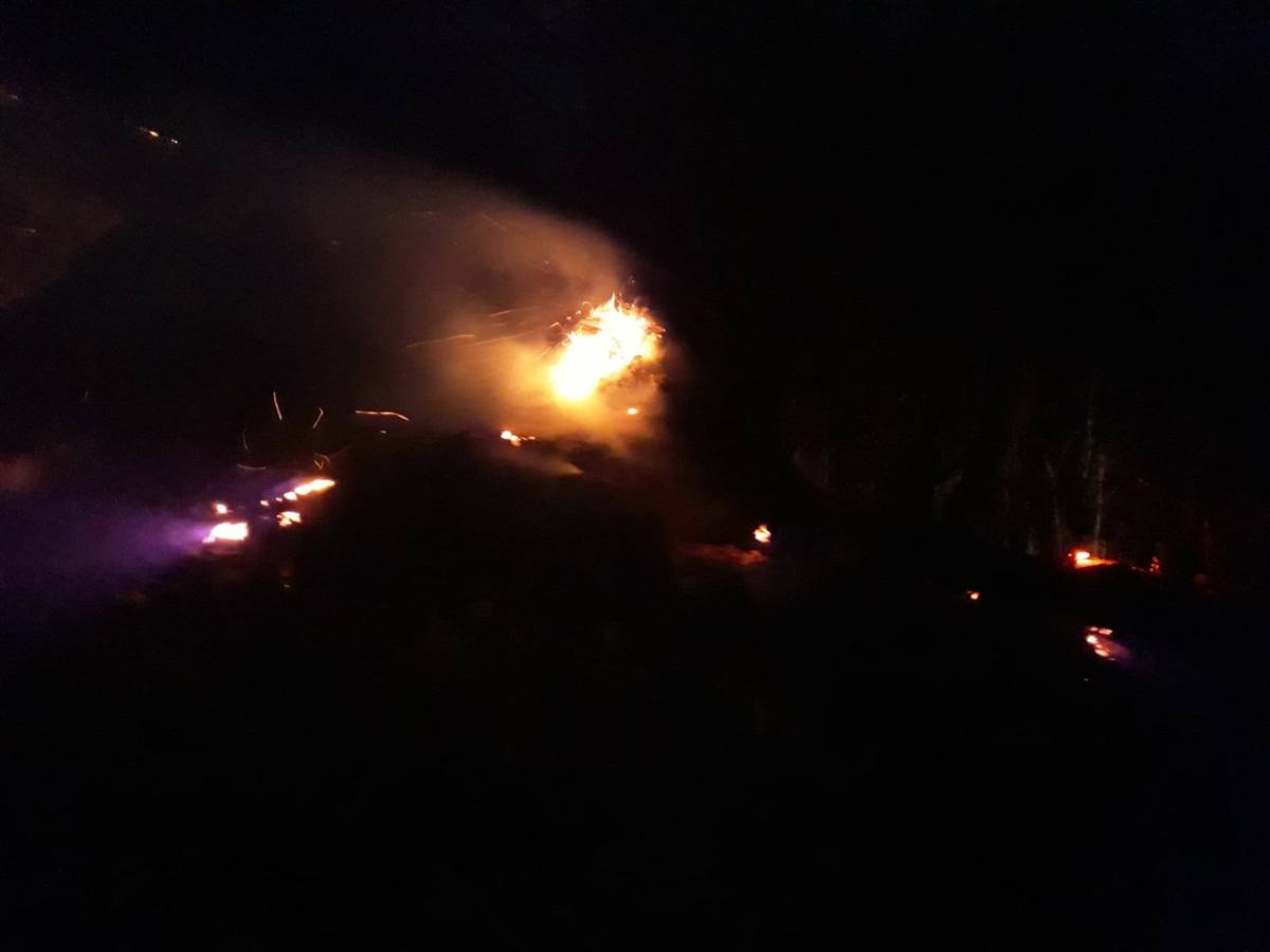 Amasya’da samanlıkta çıkan yangın ormana sıçradı