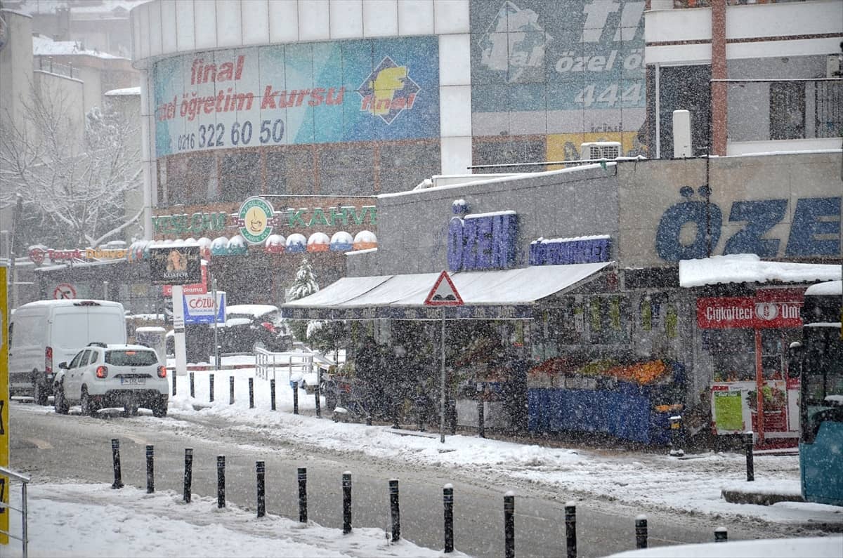 İstanbul’da kar yağışı etkisini artırarak sürdürüyor