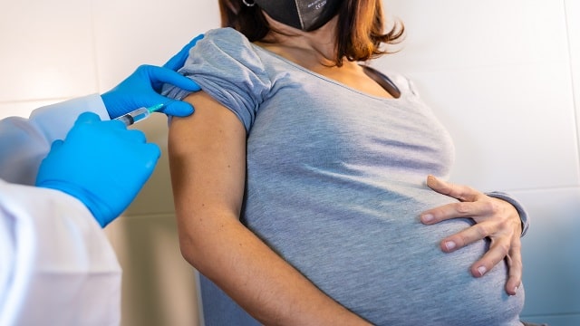 Aşının sağladığı koruyucu antikor yeni doğan bebeğe de geçiyor