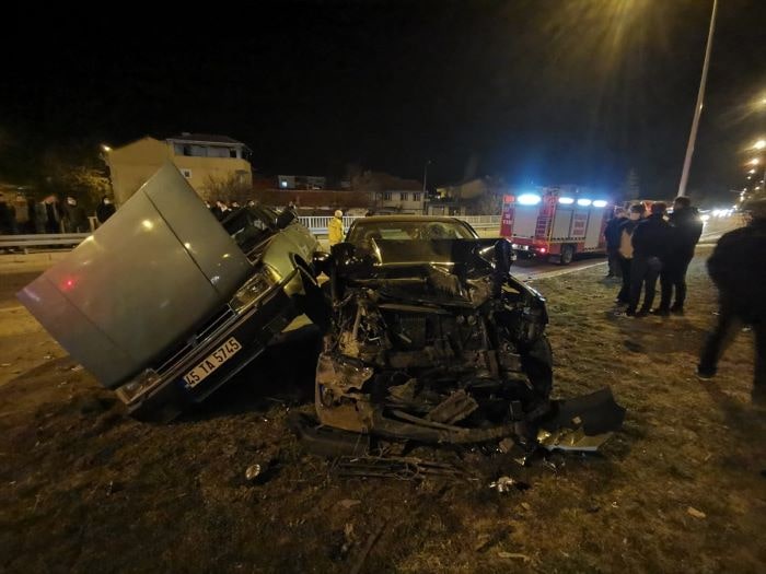 Afyonkarahisar’daki zincirleme trafik kazasında 5 kişi yaralandı