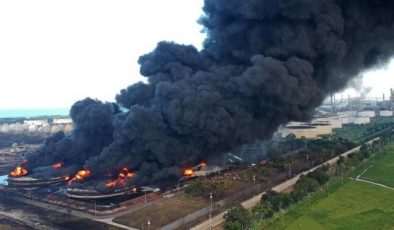 Endonezya’da rafineri yangını