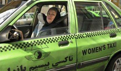 İran’da yaklaşık 5 bin kadın, ticari taksi şoförlüğü yapıyor