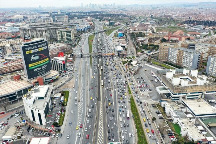 İstanbul’da sokağa çıkma kısıtlaması öncesi trafik yoğunluğu