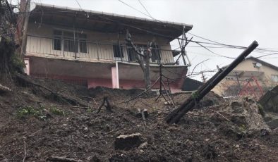 Zonguldak’ta toprak kayması sonucu istinat duvarı çöktü