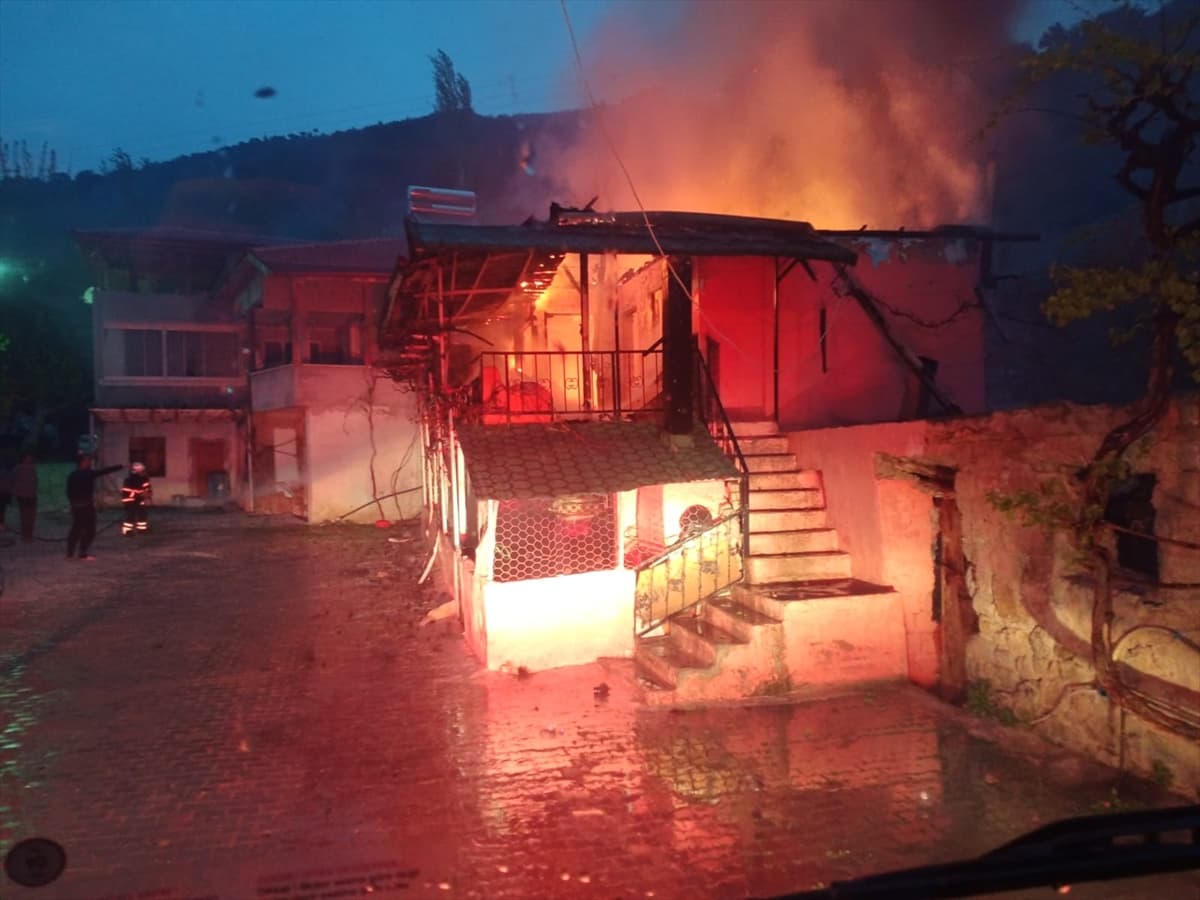 Amasya’da iki katlı ahşap ev yandı