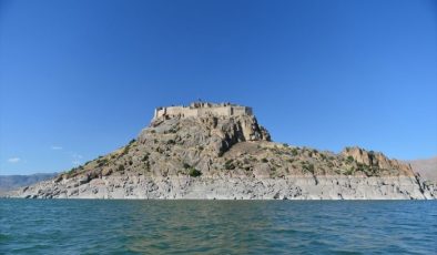 Pertek Kalesi; mavi suların ortasında tarihi bir kale