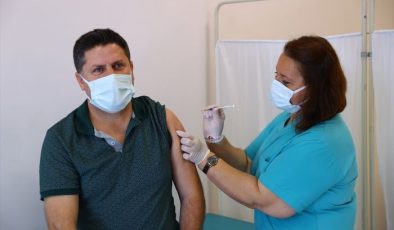 Sağlık çalışanlarının eşlerine Kovid-19 aşısı yapılıyor