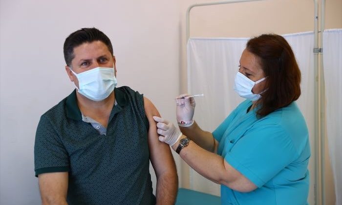 Sağlık çalışanlarının eşlerine Kovid-19 aşısı yapılıyor