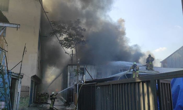 Eyüpsultan’da plastik fabrikasında yangın çıktı