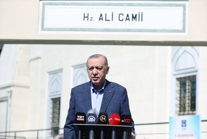 Erdoğan, cuma namazı çıkışında soruları yanıtladı
