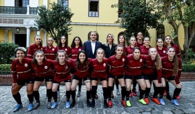 Galatasaray’da kadın futbol takımı tanıtıldı