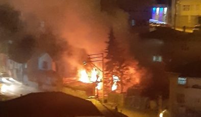 Karabük’te çıkan yangında iki katlı ev yandı