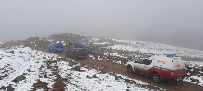Kars’ta donmak üzere olan 2 çobanın imdadına yardım ekipleri yetişti