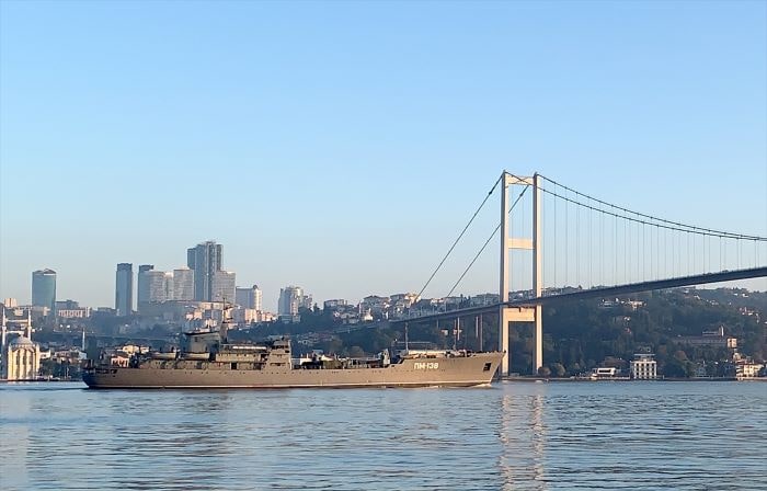 Rus askeri gemisi İstanbul Boğazı’ndan geçti