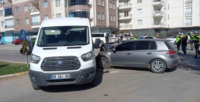 Aksaray’da öğrenci servisiyle otomobil çarpıştı