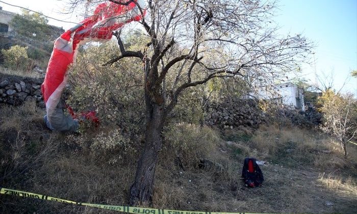 Kayseri’de yamaç paraşütçüsü ağaca düştü