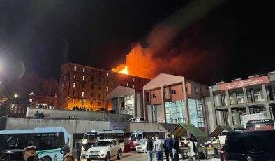 Rize’de, Yeşilçay Öğrenci Yurdunun çatısında yangın çıktı