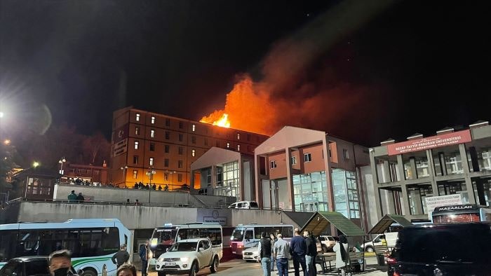 Rize’de, Yeşilçay Öğrenci Yurdunun çatısında yangın çıktı