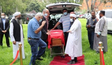 Güney Afrika’daki son Osmanlı Başkonsolosunun naaşı asıl mezarına geri defnedildi