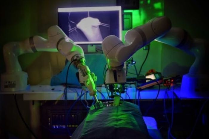 İnsan yardımı olmadan robotlar ameliyat yapabiliyor