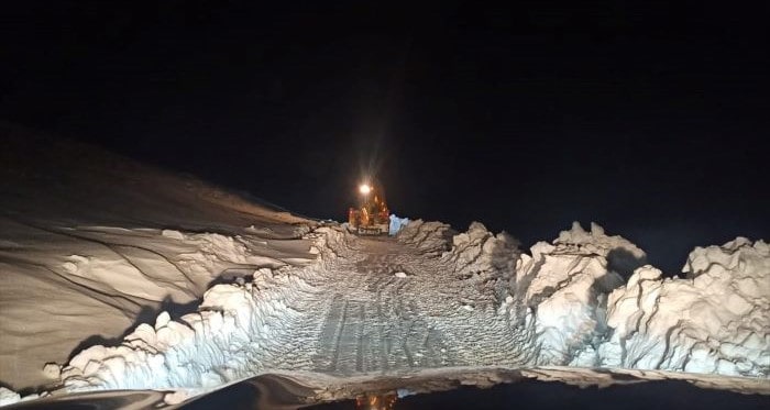 Van’da ekipler metrelerce karla mücadele ediyor