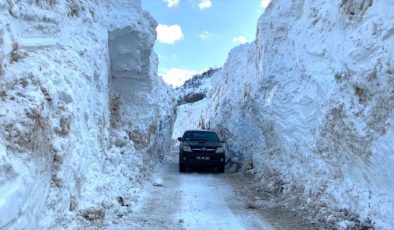 7 metreye ulaşan karın bulunduğu Ceylanlı köyü yolu açıldı