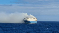 Lüks araçlar yüklü gemi okyanusta yanıyor