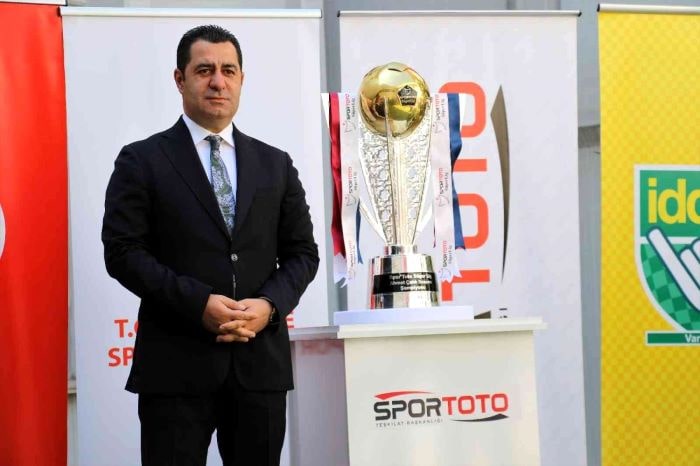 Trabzonspor’un şampiyonluk kupası, TFF yetkililerine teslim edildi