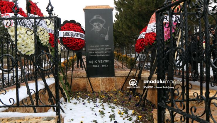 Aşık Veysel vefatının 50. yılında Sivas’ta mezarı başında anıldı