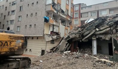 İstanbul’da yıkımı yapılan bina çöktü!