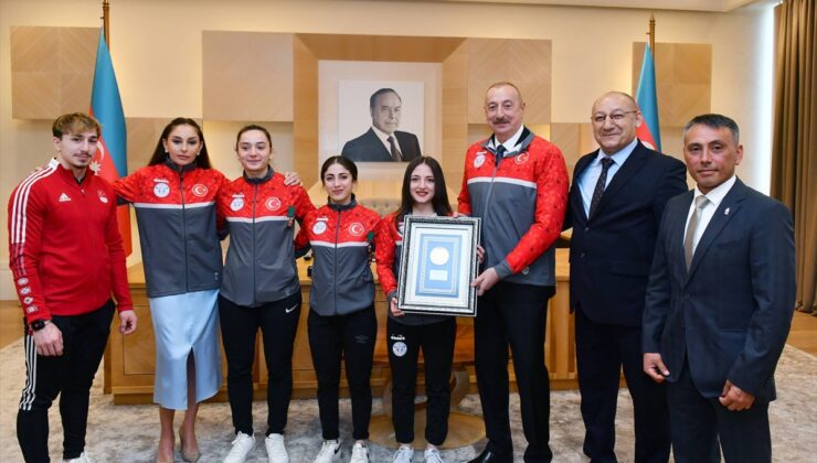Aliyev, Ermenistan’da madalya kazanan Türk haltercilerle görüştü