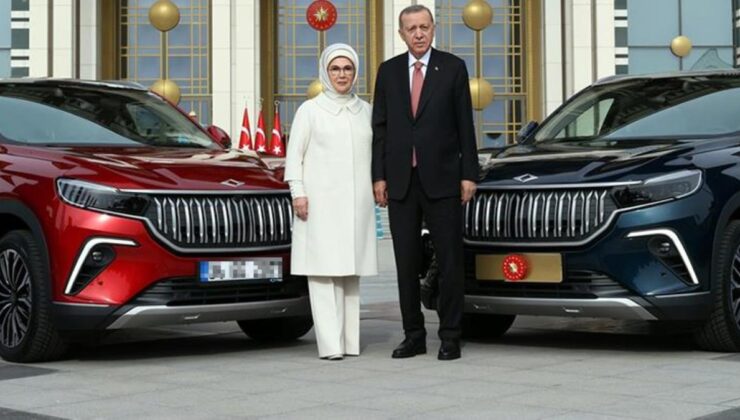 Cumhurbaşkanı Erdoğan ve eşi Emine Erdoğan’a teslim edilen Togg’un plakası dikkat çekti! Herkes aynı yorumu yapıyor