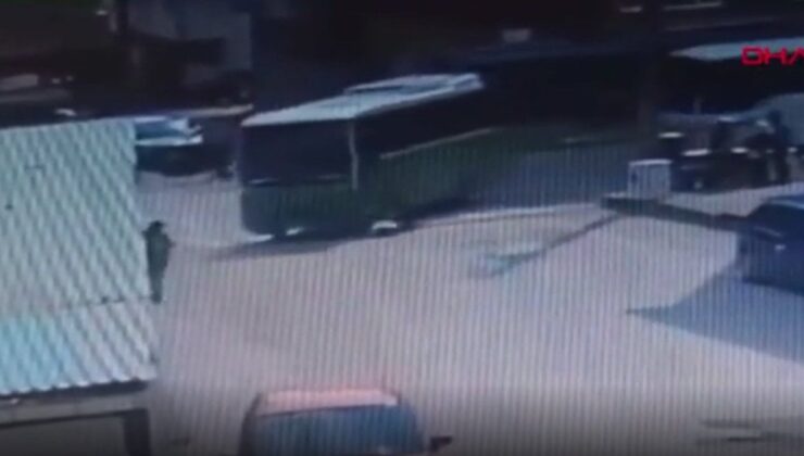 Halk otobüsü yaya geçidinde anne ve çocuğuna çarptı