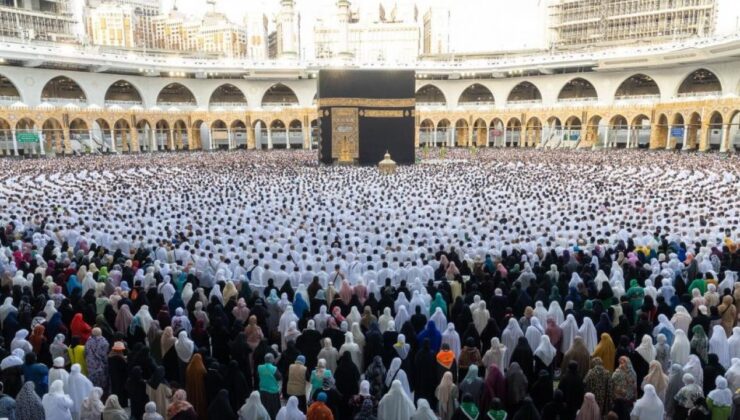 Yüz binlerce Müslüman Kabe’de bayram namazını kıldı