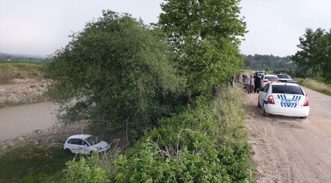 Osmaniye’de dereye devrilen otomobilin sürücüsü kaza yerinden kaçtı