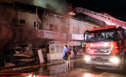 Sakarya’da yangında ev ve iş yerinde hasar oluştu
