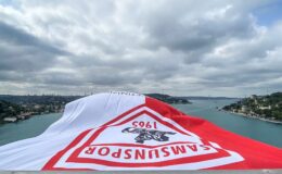 Samsunspor bayrakları İstanbul Boğazı’ndaki köprülere asıldı